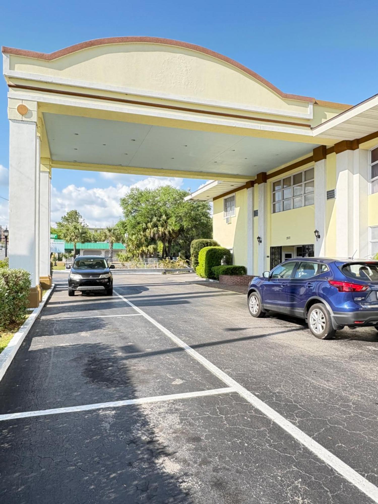 University Inn Hotel 2*