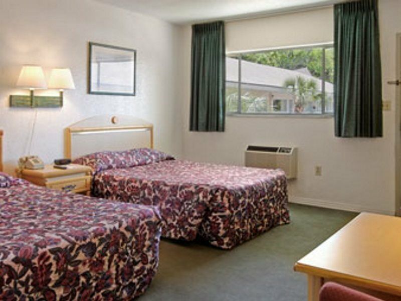 University Inn 2*